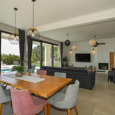 New, Bond Dubrovnik, Beautiful Sea View Near With Heated Pool فيلة زاتون